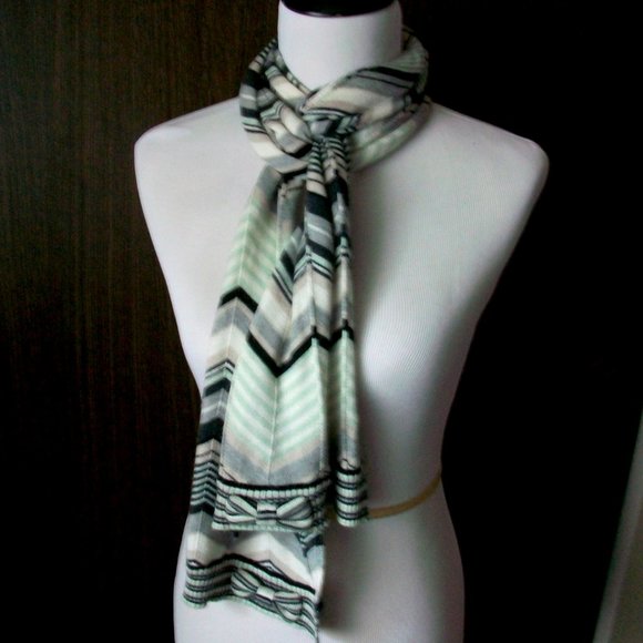 Gap Black White Chevron Pattern Knit Scarf - Picture 3 of 6